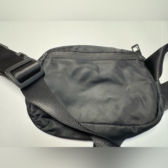 Lululemon Everywhere Belt Bag 1L Unisex used-good condition - Picture 5 of 6